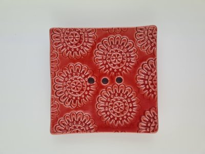Seifenschale handgemacht, quadratisch 9 x 9 cm, rot mit Blumenmuster