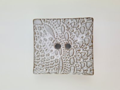 Seifenschale klein handgemacht, 6,5 x 6 cm, grau mit Spitzenmuster