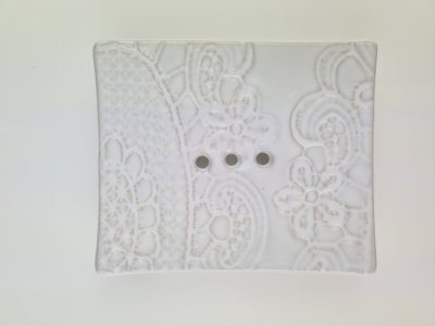 Seifenschale groß handgemacht, 10,5 x 9 cm, weiß mit Spitzenmuster
