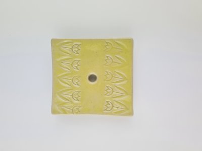 Seifenschale klein handgemacht, 6,5 x 6,2 cm, gelb mit Blütenstempel