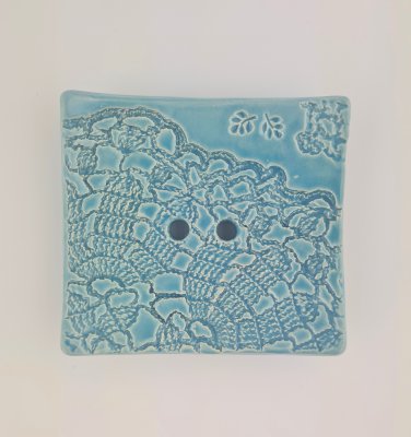 Seifenschale handgemacht, 9 x 8 cm, türkisblau mit Spitzenmuster