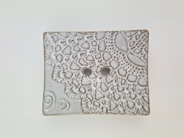 Seifenschale handgemacht, 8 x 6,5 cm, grau mit Spitzenmuster