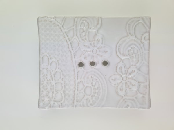 Seifenschale groß handgemacht, 10,5 x 9 cm, weiß mit Spitzenmuster