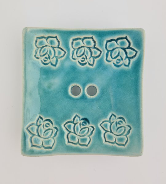 Seifenschale handgemacht, 8 x 7,5 cm, türkisblau mit Rosen-/Röschenstempel