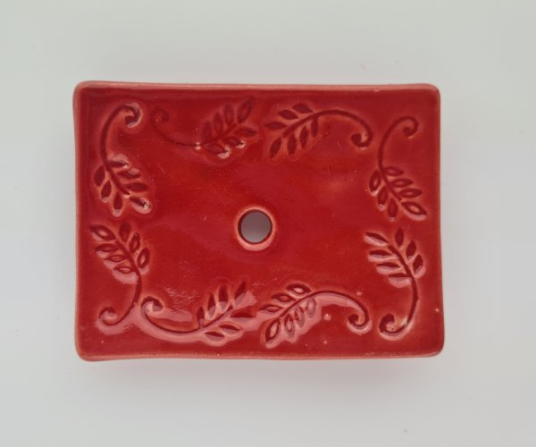Seifenschale klein, handgemacht, 7 x 5,5 cm, rot mit Blattranken