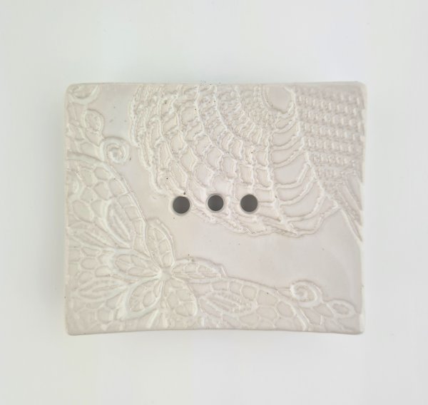 Seifenschale handgemacht, 9 x 7,5 cm, weiß mit Spitzenmuster