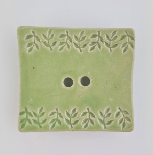 Seifenschale klein, handgemacht,  7,5 x 6,5 cm, maigrün mit floralem Muster