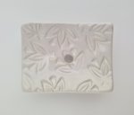 Seifenschale mini, klein, handgemacht, 6 x 5 cm, weiß mit Blattmuster